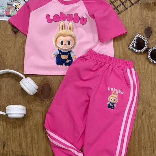 XƯỞNG MAY SUMIKIDS - CHÀO LÔ BỘ GÁI TAY NGẮN QUẦN DÀI "LABUBU"